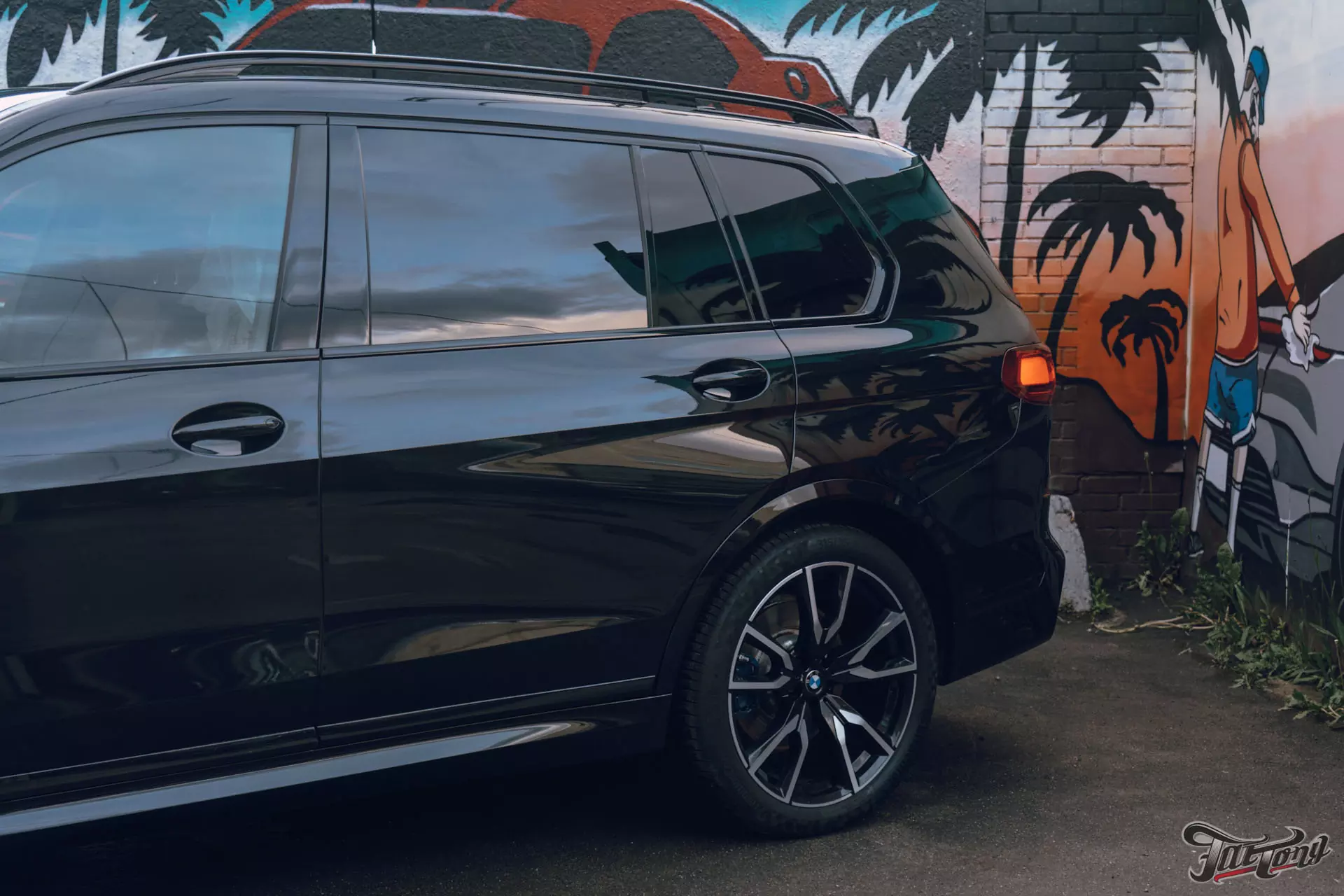 BMW X7. Оклейка кузова в глянцевый полиуретан